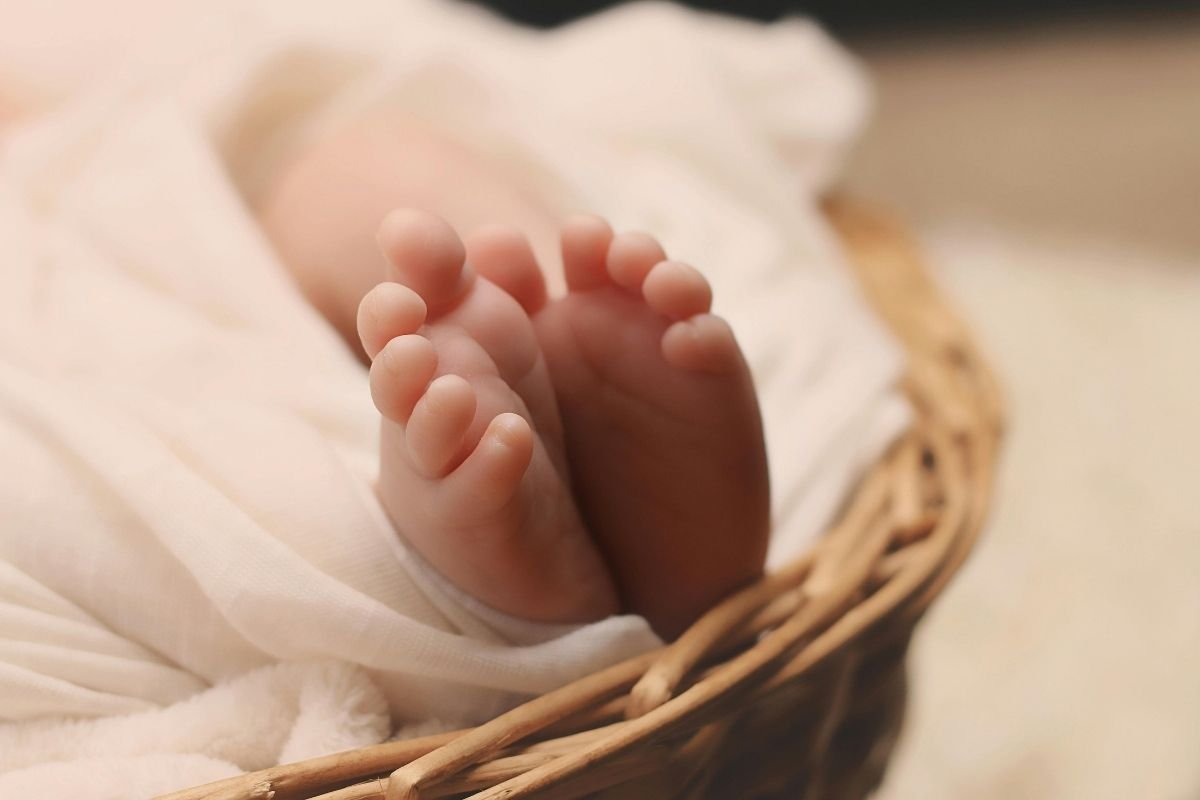 7 Stress-Free Tips to Travel with a Newborn on a Plane