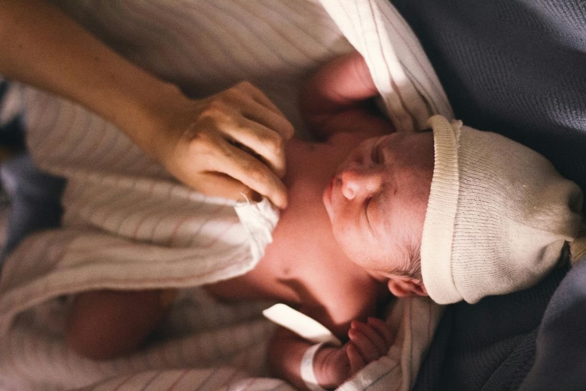 7 Stress-Free Tips to Travel with a Newborn on a Plane