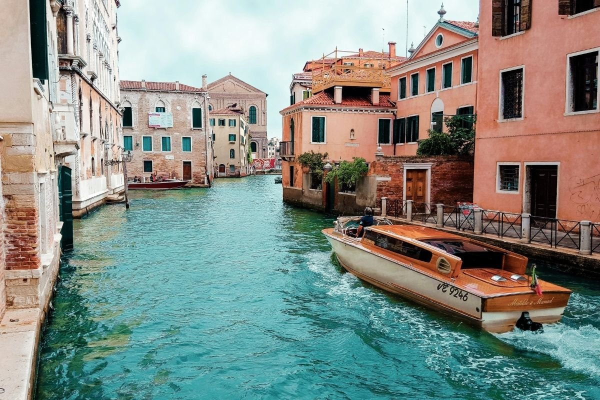 5 Shocking Countries with Tourist Scams You Should Know Before Traveling