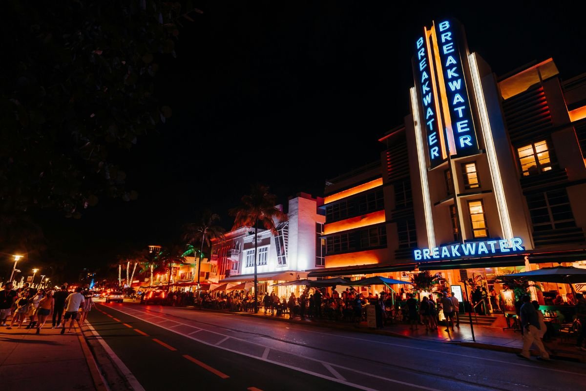 Explore the Best 9 American Cities for Craziest Nightlife where vibrant clubs, rooftop bars, live music, and neon streets come alive. From New York’s legendary parties to Miami’s beach raves and Vegas’ iconic strip, these destinations define America’s wild party culture. Perfect for travelers seeking energy, music, and unforgettable memories.
